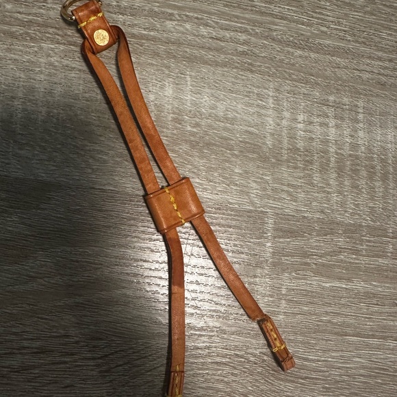 👜Louis Vuitton strap - Came off Purse👜 Would make cute keychain/bracelet👜 - Picture 4 of 7